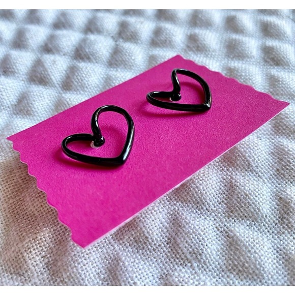 New Black Heart Retro 80s Style Stud Earrings - Picture 4 of 6